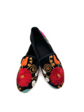 Slippers in velluto ricamate interamente a mano.