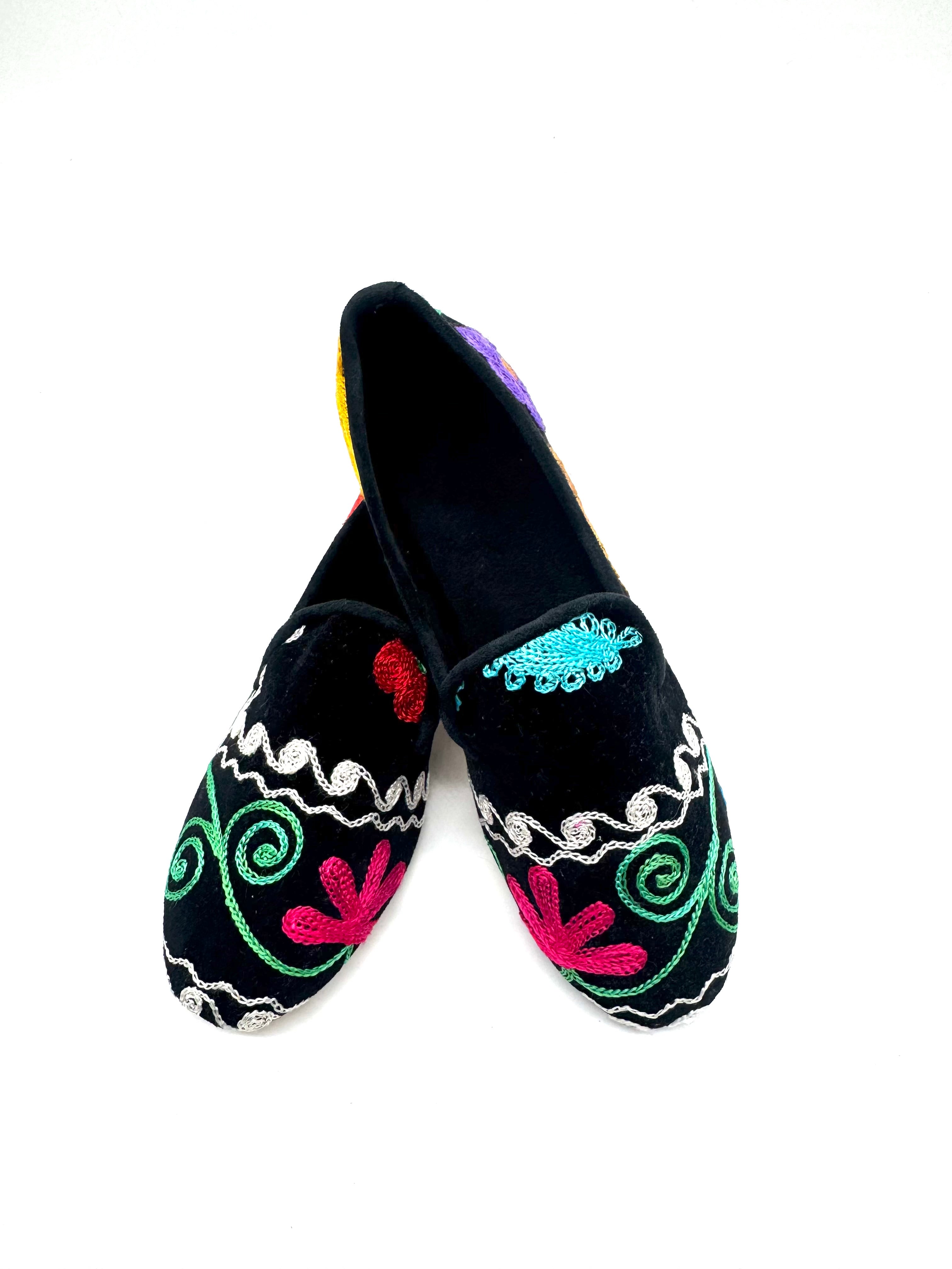 Slippers pezzi unici in velluto ricamate a mano